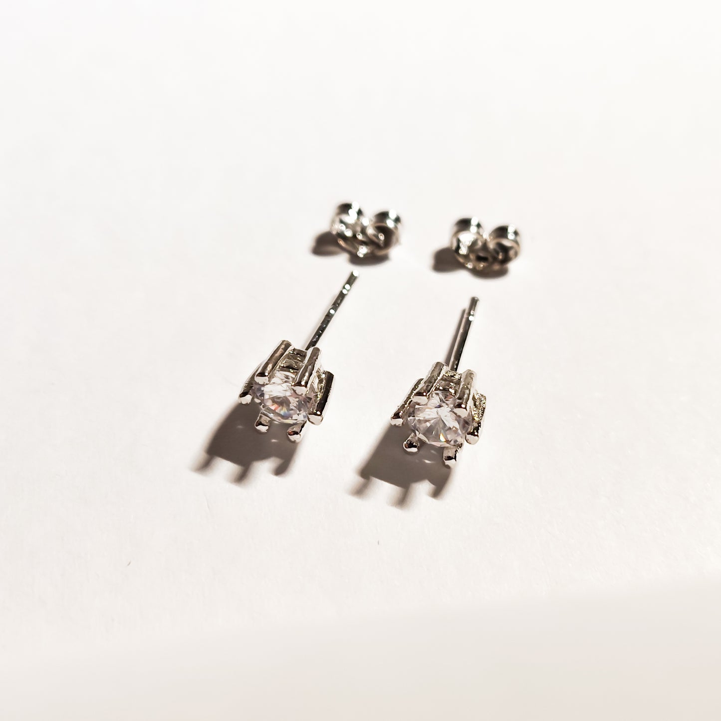 Elegant Silver Stud Earrings with Round-Cut Cubic Zirconia – 6-Prong Basket Setting