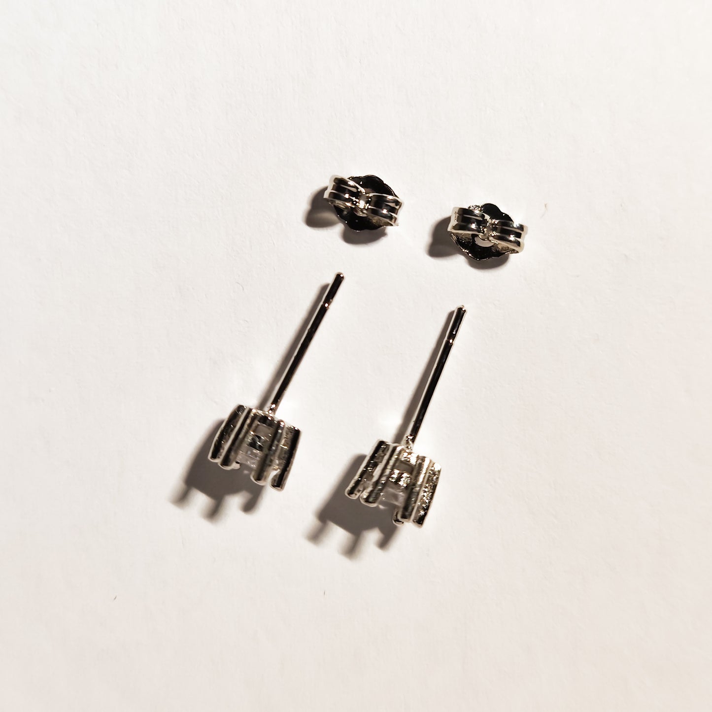 Elegant Silver Stud Earrings with Round-Cut Cubic Zirconia – 6-Prong Basket Setting